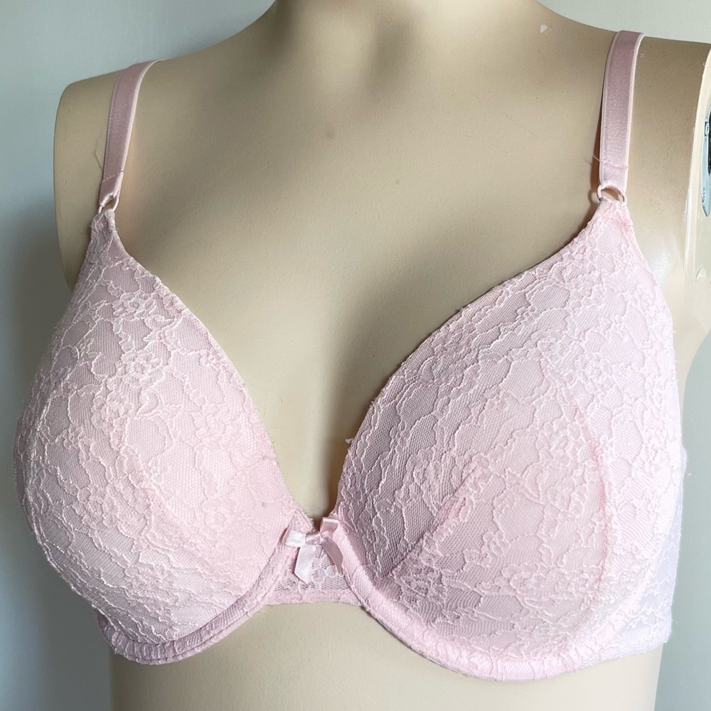 36 DD B. Pink lace VS bra